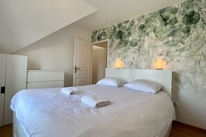 2 bedrooms, desk, travel cot, WiFi