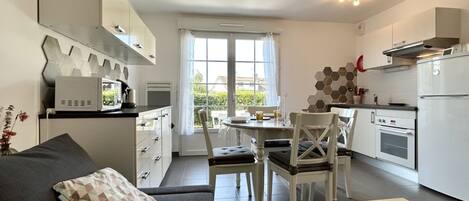 Réfrigérateur, micro-ondes, four, lave-vaisselle