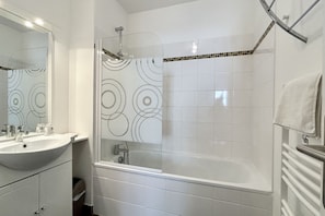 Ensemble douche/baignoire, sĂšche-cheveux, serviettes fournies