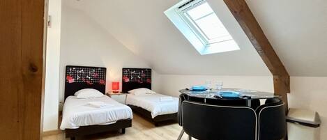 Iron/ironing board, travel cot, WiFi