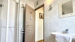 A bathroom with a shower, a sink, and a door labeled 'Pain'. - Studio for 2 in the city center (Le Crotoy)