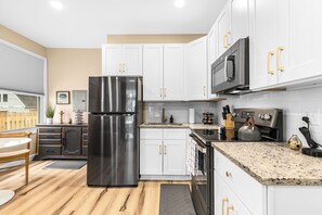 Fridge, microwave, oven, stovetop - New! Luxury 1BR Flat near Downtown Mount Clemens (Mount Clemens)