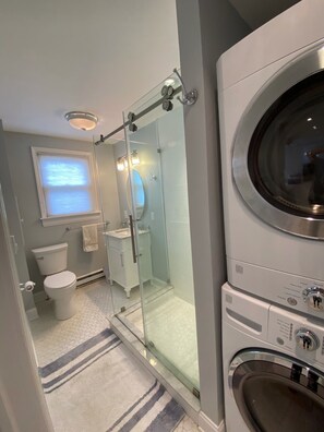 Shower, hair dryer - Single-family home in Avalon—walk to beach and town (Avalon)