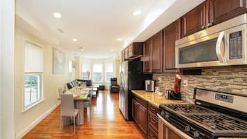 Refrigerador, microondas, horno y parrilla de estufa