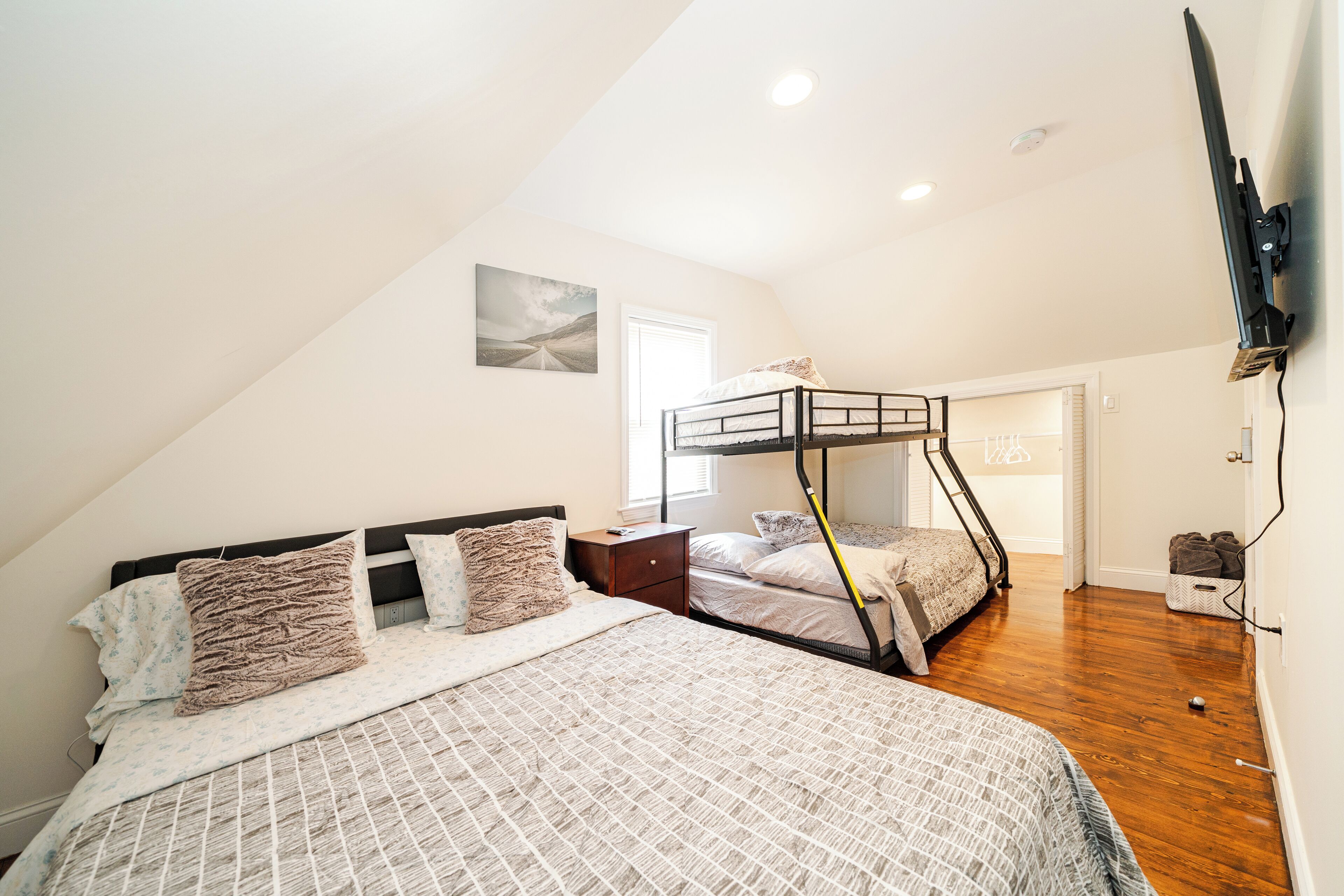 4 bedrooms, in-room safe, free WiFi, bed sheets