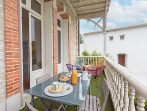 Outdoor dining - Villa Thaïs by Interhome (Royan)