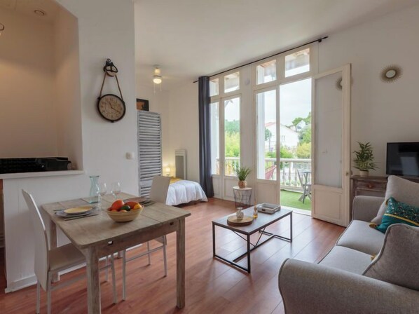 TV - Villa Thaïs by Interhome (Royan)