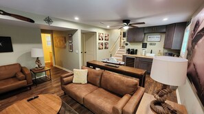 Living area - Elegant 4bdrm/3bth home on Wolf Creek Golf course! (Atlanta)