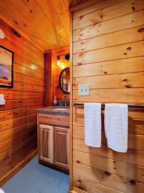 Shower, towels - Lakefront Escape on Rangeley Lake - Close to skiing and snowmobile trails (Rangeley)