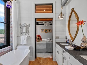 浴槽、ヘアドライヤー、タオル