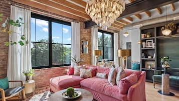 Smart TV, fireplace