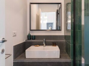 Douche, séchoir à cheveux, bidet, serviettes fournies