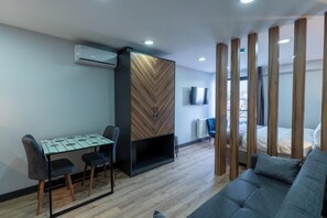 STUDIO ODA (704) | Living area