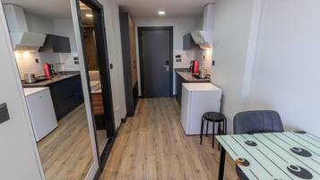 Refrigerador, microondas, plancha de cocina, utensilios de cocina