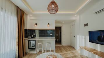 Lägenhet Deluxe - 1 kingsize-säng - utsikt mot poolen | Eget kök | Minikylskåp och grytor/köksredskap