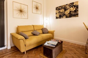 Een smart-tv, boeken en een printer