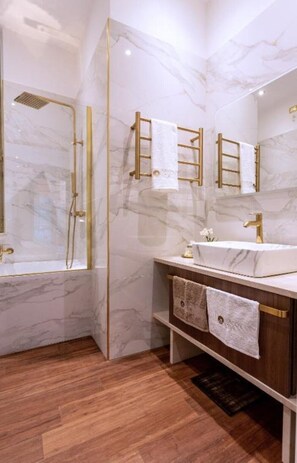 Suihku, hiustenkuivaaja, bidee, pyyhkeet