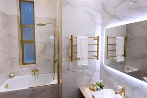 Dusche, Haartrockner, Bidet, Handtücher