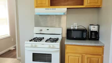 Kylskåp, mikrovågsugn, ugn och spishäll