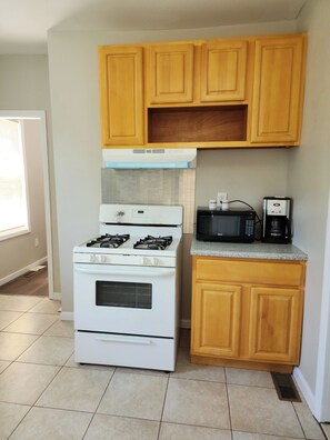 Fridge, microwave, oven, stovetop - A perfectly quiet spot away from home! It's nestled just outside of Maplewood. (Irvington)