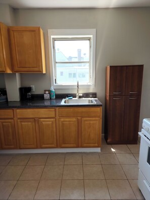 Fridge, microwave, oven, stovetop - A perfectly quiet spot away from home! It's nestled just outside of Maplewood. (Irvington)