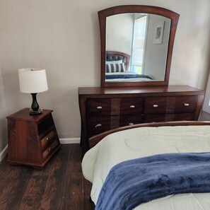 2 bedrooms, free WiFi, bed sheets - A perfectly quiet spot away from home! It's nestled just outside of Maplewood. (Irvington)
