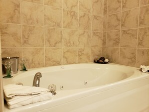 Douche, sĂšche-cheveux, serviettes fournies, savon