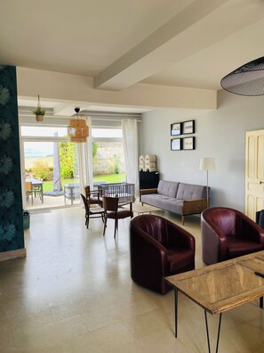 TV, fireplace, video games, table football - Domaine du Panorama - Gîte Familiale 14 Personnes (Montbavin)