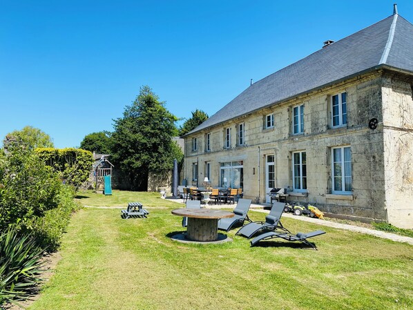 Outdoor dining - Domaine du Panorama - Gîte Familiale 14 Personnes (Montbavin)
