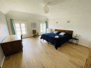 5 soverom, skrivebord, strykejern/-brett og reiseseng for barn