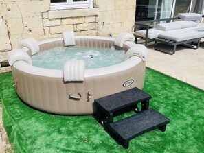 Outdoor spa tub - Domaine du Panorama - Gîte Familiale 14 Personnes (Montbavin)