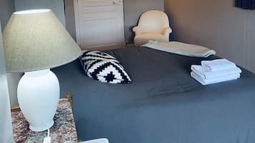 5 bedrooms, desk, iron/ironing board, travel cot