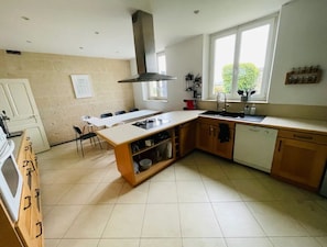 Fridge, microwave, oven, stovetop - Domaine du Panorama - Gîte Familiale 14 Personnes (Montbavin)