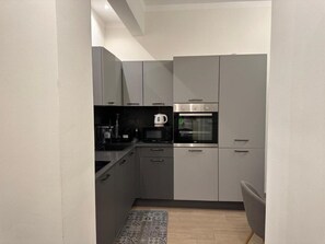 Een koelkast, een magnetron, een oven, een kookplaat