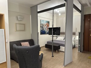 1 sovrum, skrivbord, strykjärn/strykbräda och resesäng