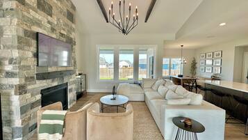 Smart TV, fireplace, stereo