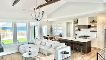 Smart TV, fireplace, stereo