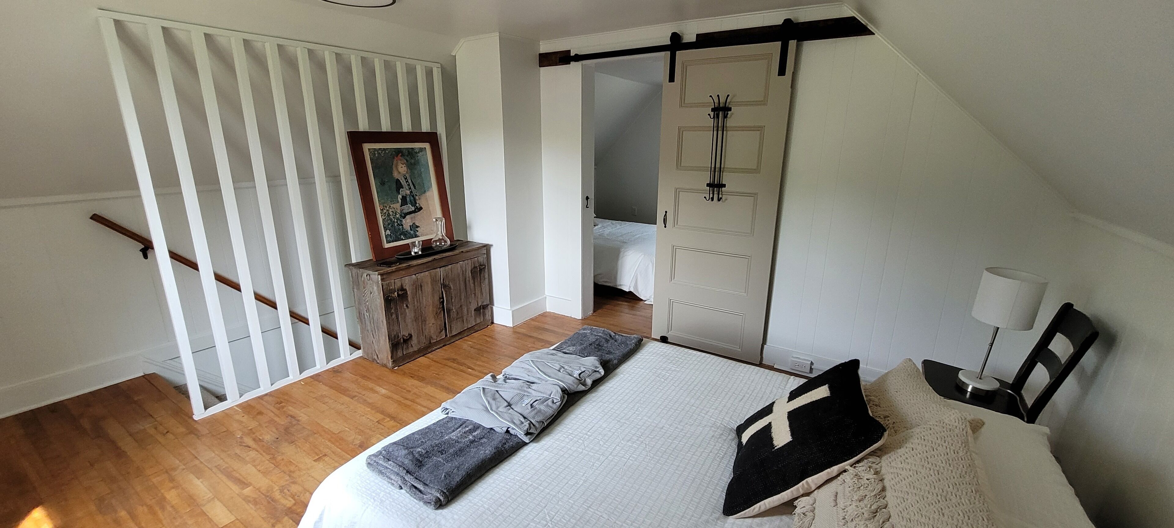 3 habitaciones, tabla de planchar con plancha y cuna de viaje 