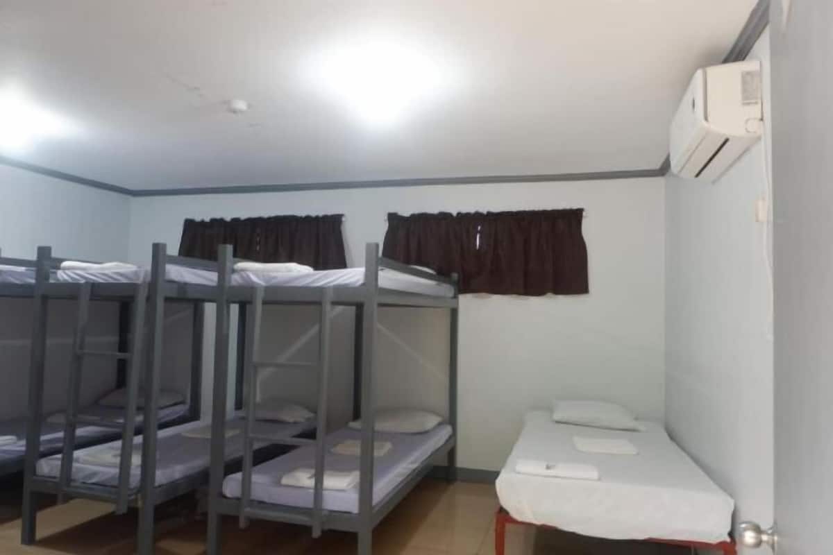 1 dormitorio, escritorio, ropa de cama