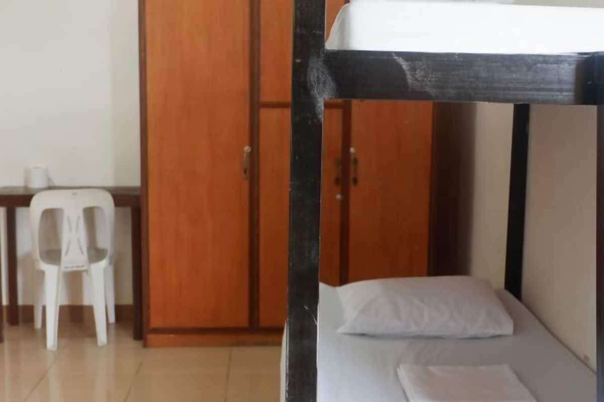 1 dormitorio, escritorio, ropa de cama