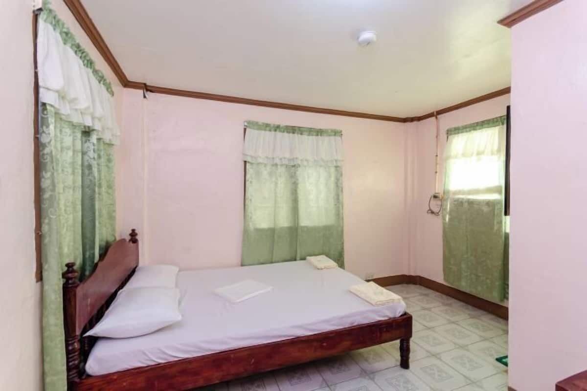 1 dormitorio, escritorio, ropa de cama
