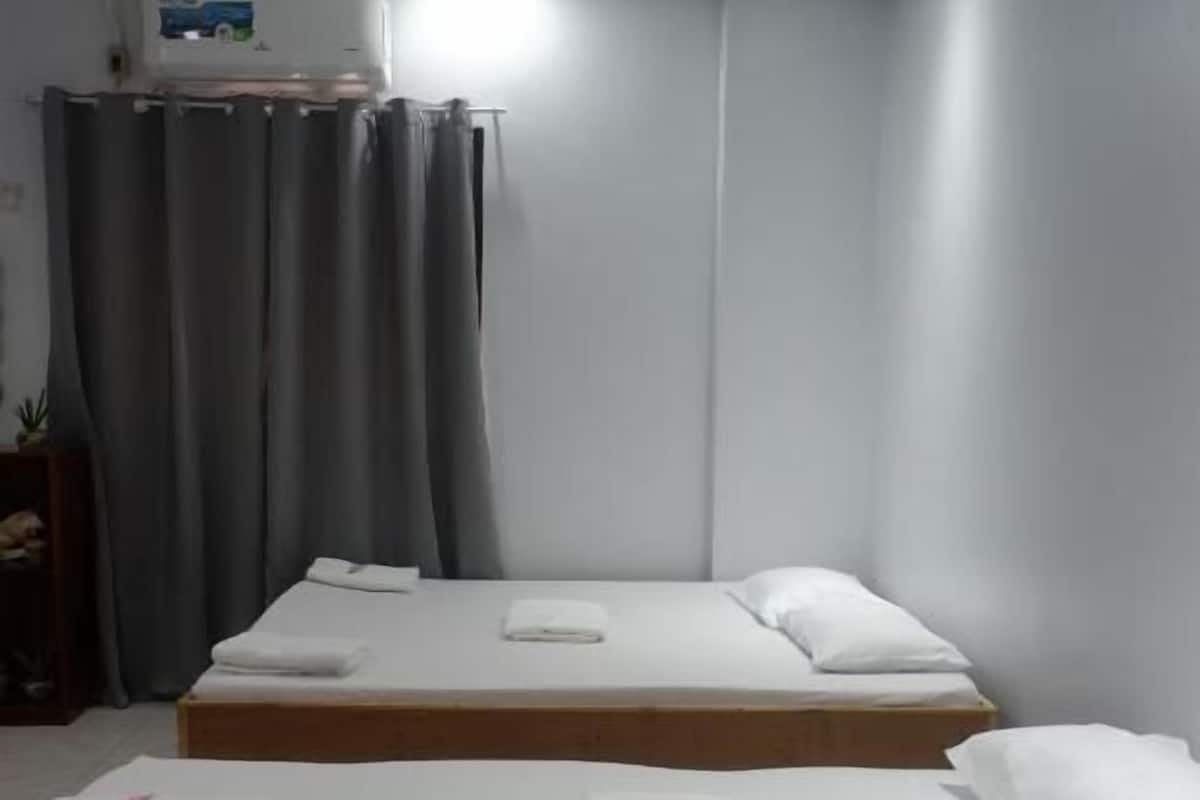 1 dormitorio, escritorio, ropa de cama