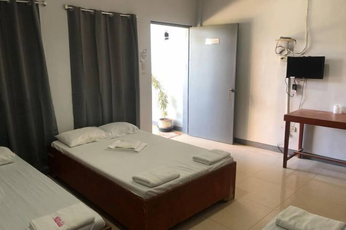 1 chambre, bureau, draps fournis