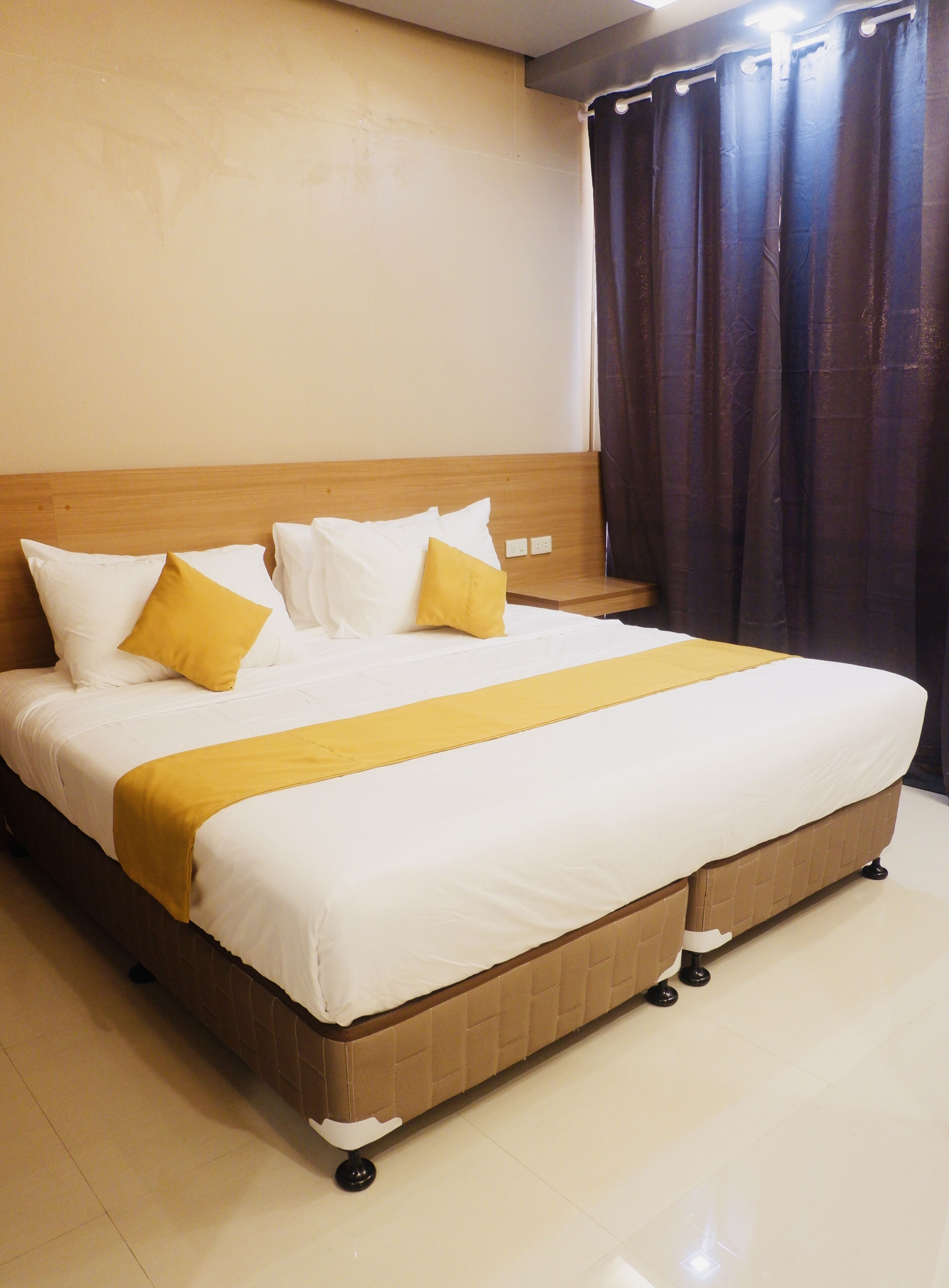 Standardhytte | Skrivebord, sengetøj