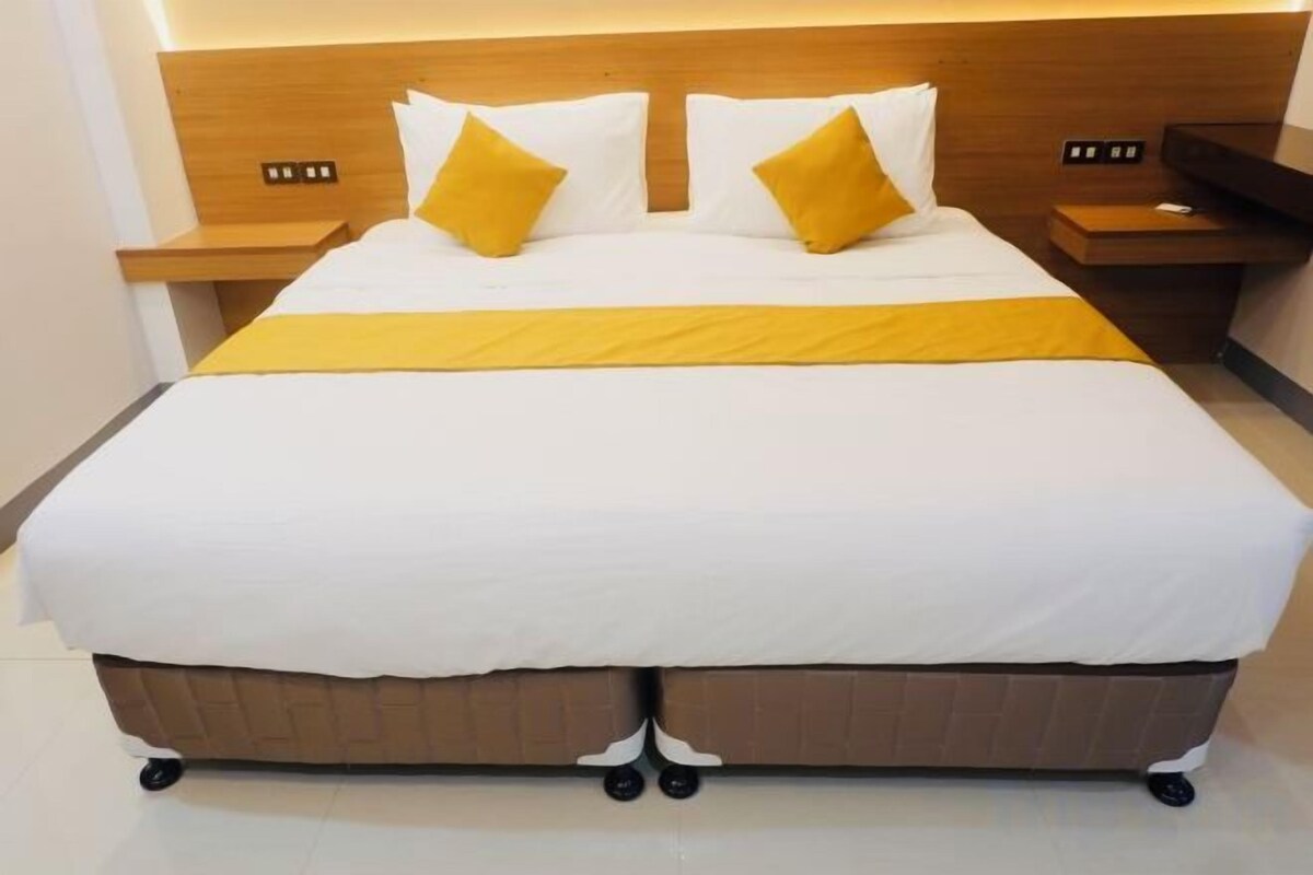 Escritorio y ropa de cama