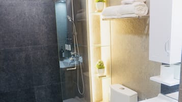 Chuveiro, toalhas de banho, sabonete, shampoo