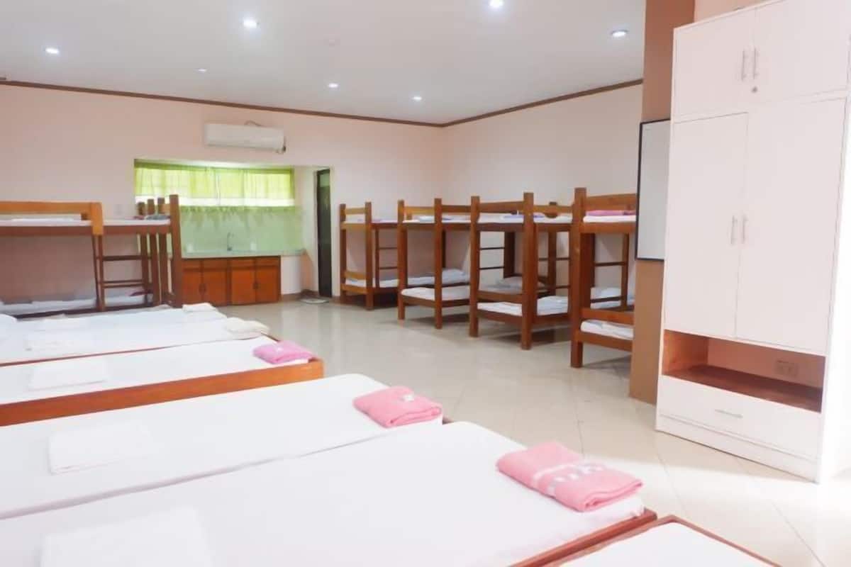1 dormitorio, escritorio, ropa de cama