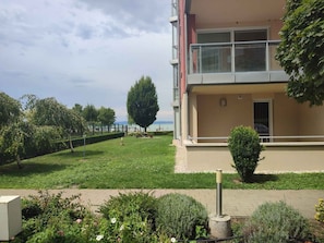 Property grounds - Studio with air conditioning and parking directly on the waterfront (Siófok)