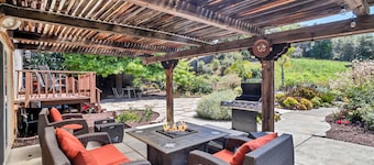 Charming 3 Bed 2 Bath Mountaintop Home w/ Ocean View by Napa