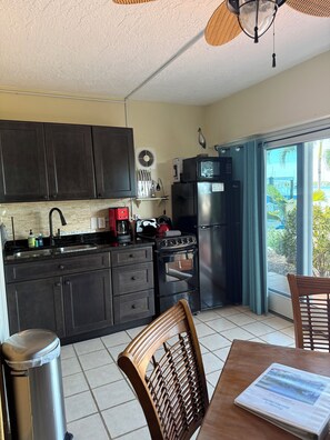 ثلاجة، ميكروويف، فرن، موقد طهي مسطح